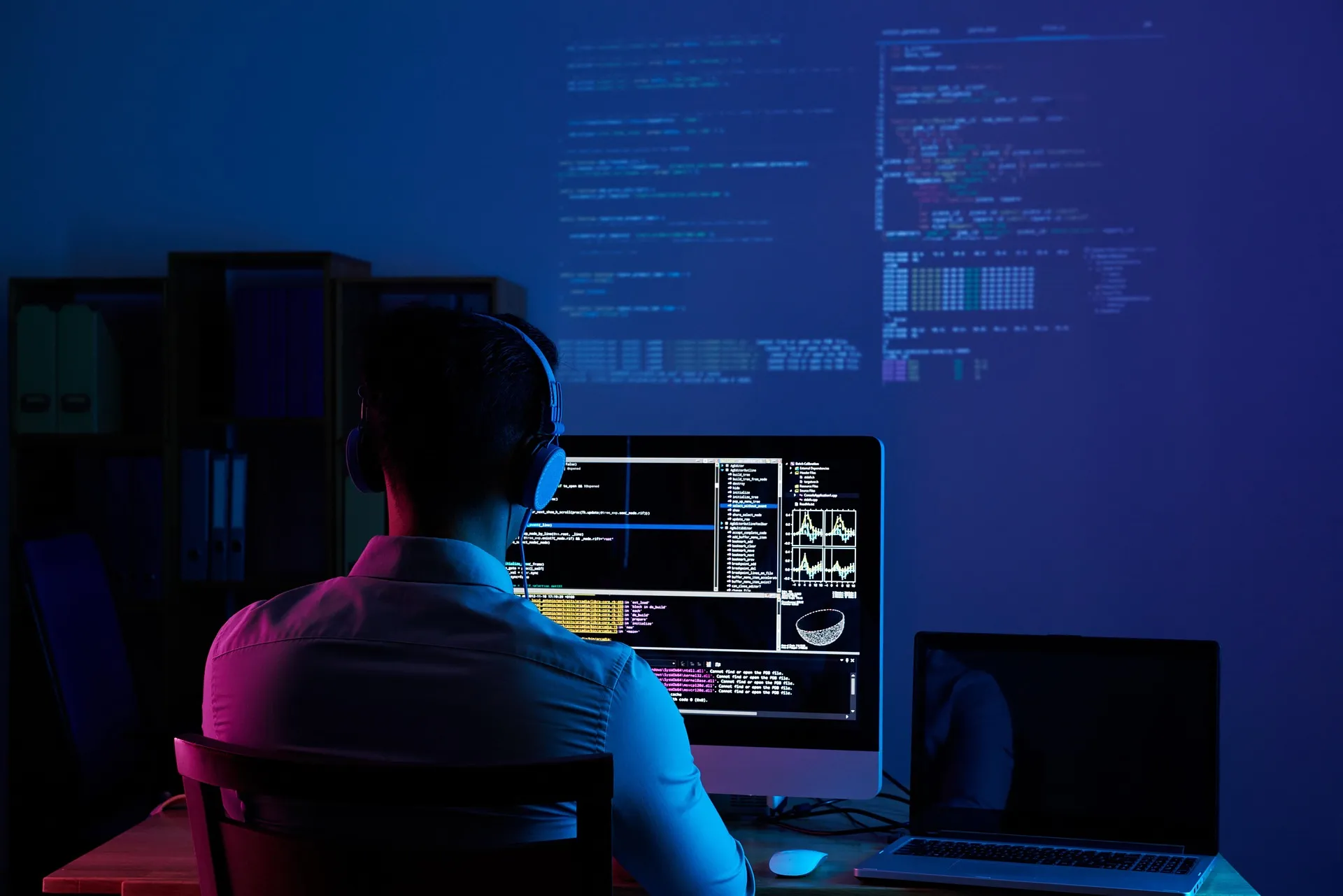 Equipo técnico desarrollando código limpio y optimizado